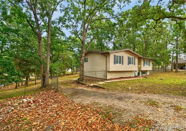 Photo 3 of Single family home for sale at 210 Westwind Dr, Waynesville, MO 65583 | MLS# MIS26061210 | Listing updated on 2026-09-23