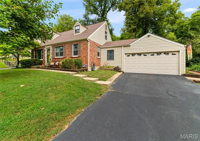 Photo 3 of Single family home for sale at 7 Green Acres Rd, Saint Louis, MO 63137 | MLS# MIS26061218 | Listing updated on 2026-10-07