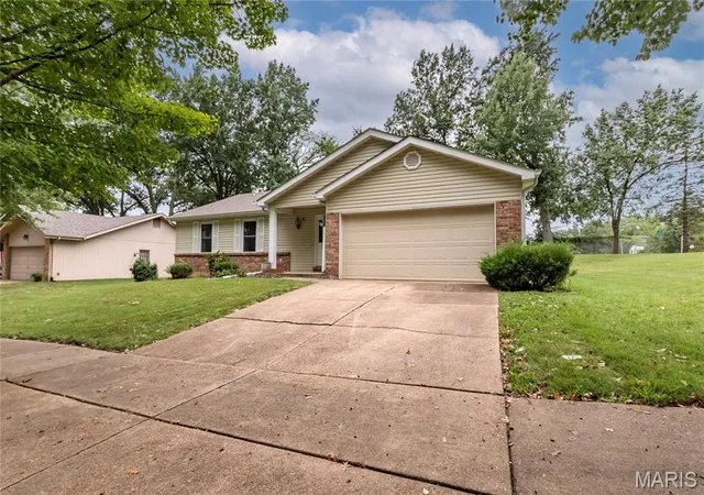Photo 2 of Single family home for sale at 6501 Suson Oaks Dr, Saint Louis, MO 63128 | MLS# MIS26061219 | Listing updated on 2026-09-23