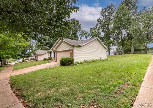 Photo 3 of Single family home for sale at 6501 Suson Oaks Dr, Saint Louis, MO 63128 | MLS# MIS26061219 | Listing updated on 2026-09-23