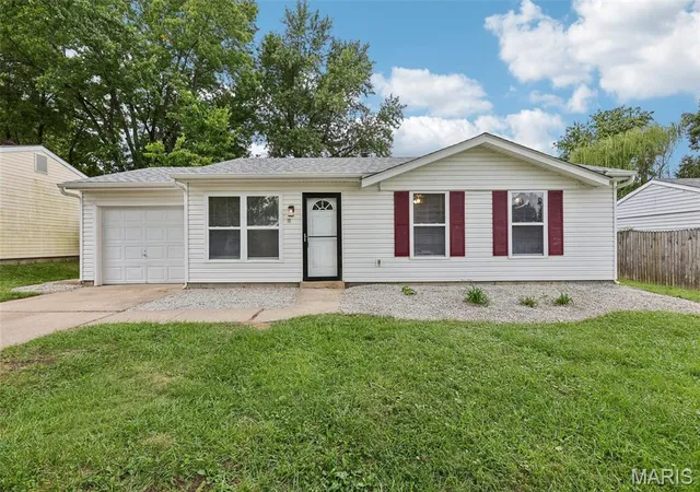 Photo 1 of Sale Pending at 18 Lone Elk Ln, Saint Peters, MO 63376 | MLS# MIS26061228 | Listing updated on 2026-10-01