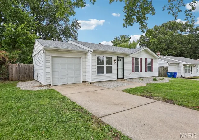 Photo 2 of Sale Pending at 18 Lone Elk Ln, Saint Peters, MO 63376 | MLS# MIS26061228 | Listing updated on 2026-10-01