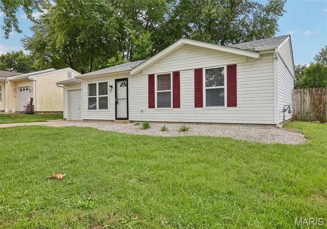 Photo 3 of Sale Pending at 18 Lone Elk Ln, Saint Peters, MO 63376 | MLS# MIS26061228 | Listing updated on 2026-10-01