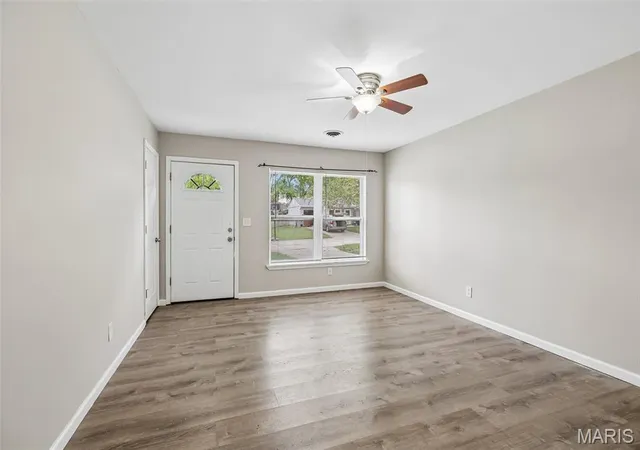 Photo 3 of Sale Pending at 18 Lone Elk Ln, Saint Peters, MO 63376 | MLS# MIS26061228 | Listing updated on 2026-10-01