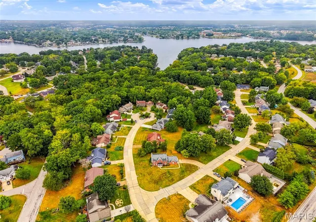 Photo 4 of Single family home for sale at 11 Silver Leaf Ct, Lake Saint Louis, MO 63367 | MLS# MIS26061232 | Listing updated on 2026-09-25