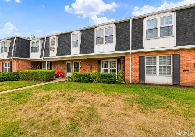 Photo 3 of Condo for sale at 1726 Mayenne Ct, Saint Louis, MO 63125 | MLS# MIS26061234 | Listing updated on 2026-09-23