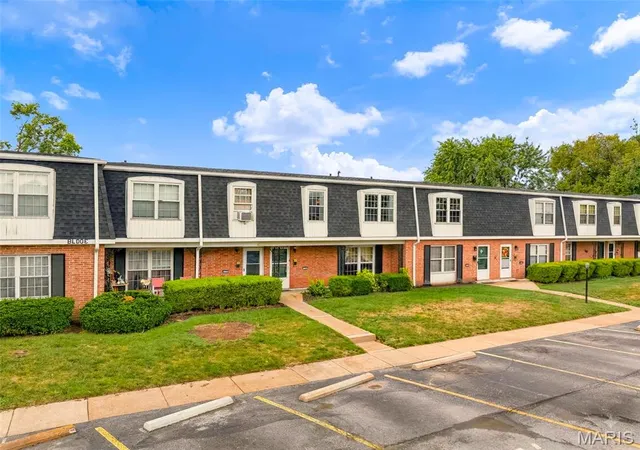 Photo 3 of Condo for sale at 1726 Mayenne Ct, Saint Louis, MO 63125 | MLS# MIS26061234 | Listing updated on 2026-09-23