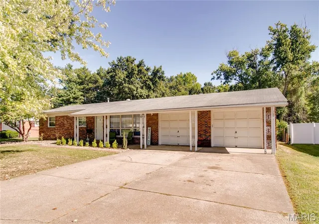 Photo 2 of Single family home for sale at 4305 Briarcliff Dr, Alton, IL 62002 | MLS# MIS26061240 | Listing updated on 2026-10-05