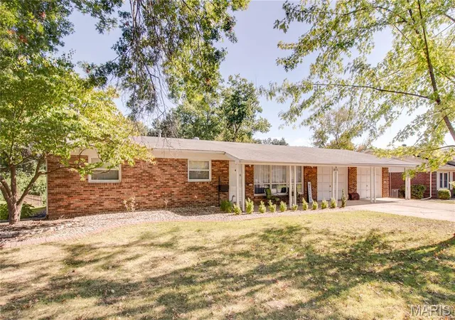 Photo 3 of Single family home for sale at 4305 Briarcliff Dr, Alton, IL 62002 | MLS# MIS26061240 | Listing updated on 2026-10-05