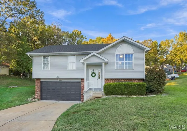 Photo 3 of Single family home for sale at 1017 Cross Crk Dr, Imperial, MO 63052 | MLS# MIS26061242 | Listing updated on 2026-10-26