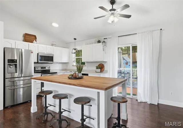 Photo 3 of Single family home for sale at 1017 Cross Crk Dr, Imperial, MO 63052 | MLS# MIS26061242 | Listing updated on 2026-10-26