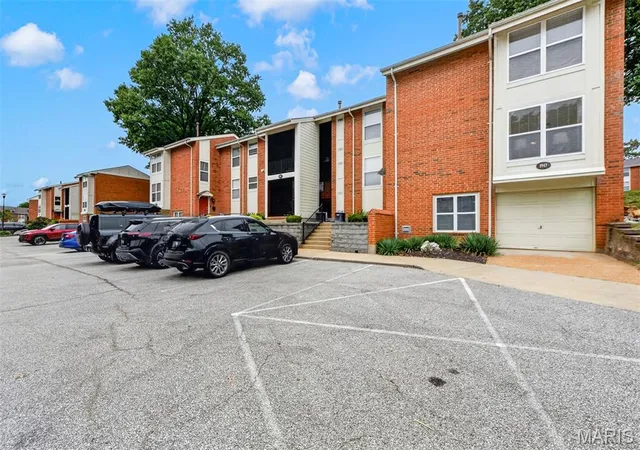 Photo 1 of Condo for sale at 1953 Greenglen Dr #201, Saint Louis, MO 63122 | MLS# MIS26061243 | Listing updated on 2026-09-29