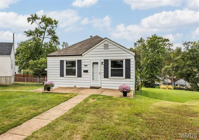 Photo 2 of Sale Pending at 1355 Fairmount Ct, Saint Louis, MO 63139 | MLS# MIS26061247 | Listing updated on 2026-09-28