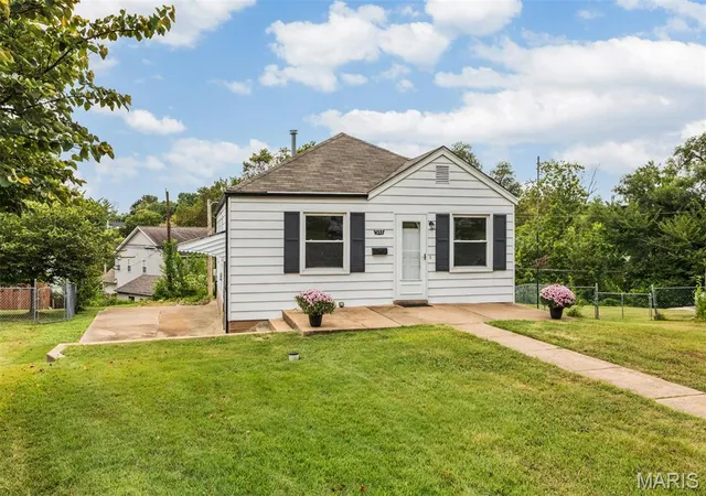 Photo 3 of Sale Pending at 1355 Fairmount Ct, Saint Louis, MO 63139 | MLS# MIS26061247 | Listing updated on 2026-09-28