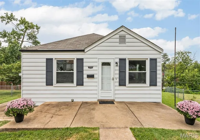 Photo 3 of Sale Pending at 1355 Fairmount Ct, Saint Louis, MO 63139 | MLS# MIS26061247 | Listing updated on 2026-09-28