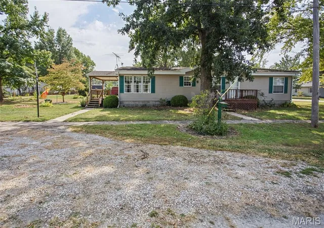 Photo 2 of Manufactured home for sale at 220 W Washington St, Medora, IL 62063 | MLS# MIS26061251 | Listing updated on 2026-10-01