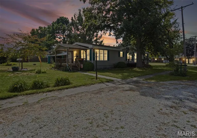 Photo 3 of Manufactured home for sale at 220 W Washington St, Medora, IL 62063 | MLS# MIS26061251 | Listing updated on 2026-10-01