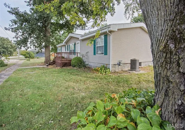 Photo 3 of Manufactured home for sale at 220 W Washington St, Medora, IL 62063 | MLS# MIS26061251 | Listing updated on 2026-10-01