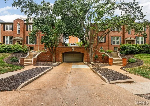 Photo 1 of Condo for sale at 827 Westwood Dr #3E, Saint Louis, MO 63105 | MLS# MIS26061252 | Listing updated on 2026-09-28