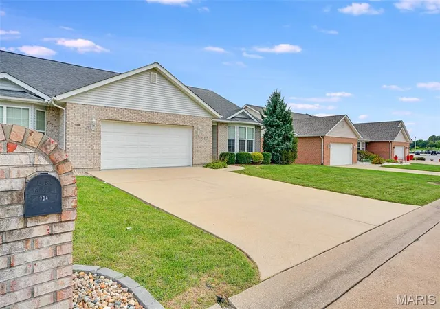 Photo 3 of Sale Pending at 704 Ridge Rd, Waterloo, IL 62298 | MLS# MIS26061263 | Listing updated on 2026-09-30