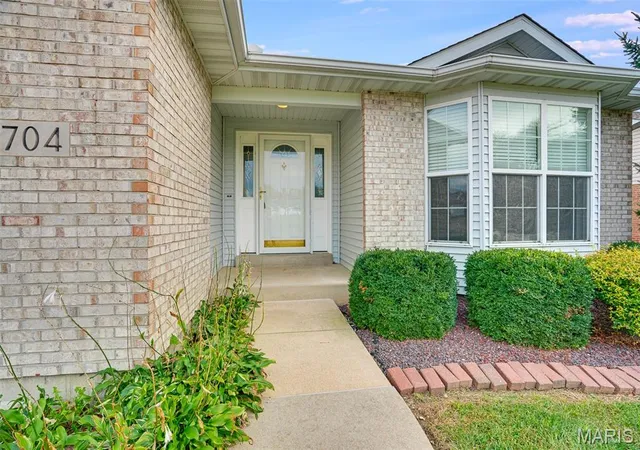 Photo 4 of Sale Pending at 704 Ridge Rd, Waterloo, IL 62298 | MLS# MIS26061263 | Listing updated on 2026-09-30