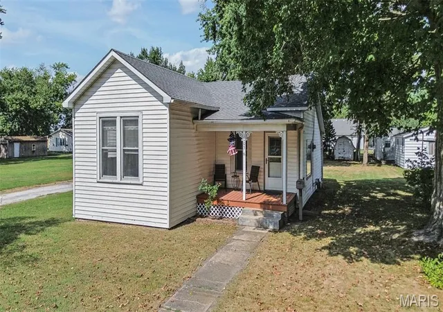 Photo 1 of Single family home for sale at 1005 Brookley St, Greenfield, IL 62044 | MLS# MIS26061265 | Listing updated on 2026-10-07