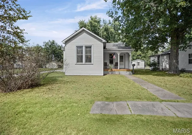 Photo 3 of Single family home for sale at 1005 Brookley St, Greenfield, IL 62044 | MLS# MIS26061265 | Listing updated on 2026-10-07