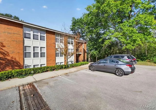 Photo 2 of Condo for sale at 2020 Greenglen Dr, Saint Louis, MO 63122 | MLS# MIS26061268 | Listing updated on 2026-10-02