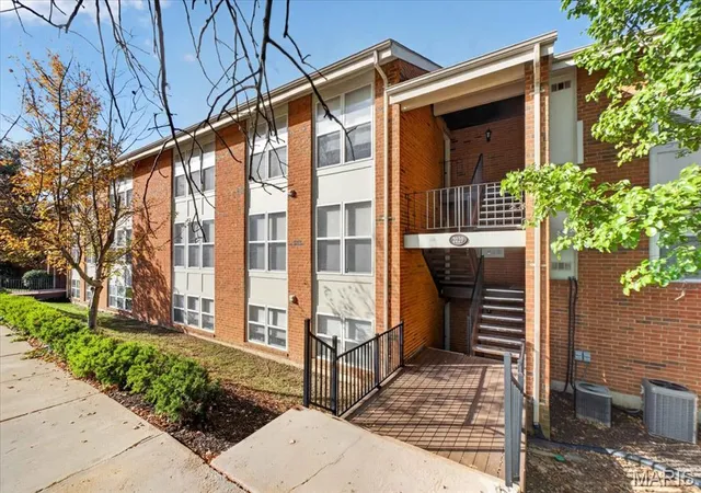 Photo 3 of Condo for sale at 2020 Greenglen Dr, Saint Louis, MO 63122 | MLS# MIS26061268 | Listing updated on 2026-10-02