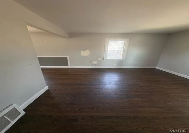 Photo 2 of Single family home for sale at 633 S Elliott Ave, Saint Louis, MO 63122 | MLS# MIS26061270 | Listing updated on 2026-10-27