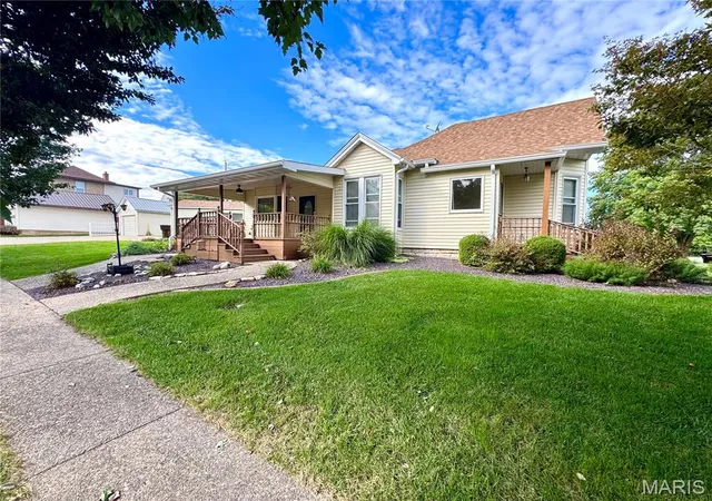Photo 2 of Single family home for sale at 303 W Church St, Palmyra, MO 63461 | MLS# MIS26061272 | Listing updated on 2026-09-28