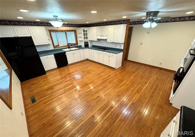 Photo 3 of Single family home for sale at 303 W Church St, Palmyra, MO 63461 | MLS# MIS26061272 | Listing updated on 2026-09-28