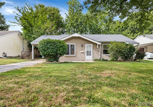 Photo 1 of Single family home for sale at 12157 Parkwood Pl, Maryland Heights, MO 63043 | MLS# MIS26061278 | Listing updated on 2026-09-24
