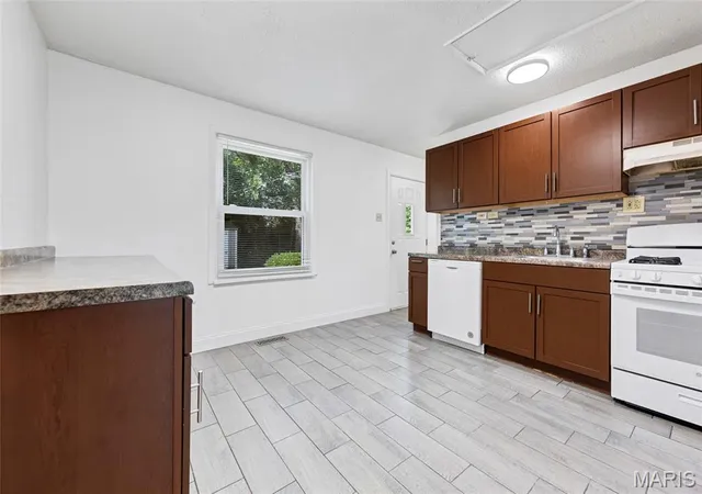 Photo 3 of Single family home for sale at 12157 Parkwood Pl, Maryland Heights, MO 63043 | MLS# MIS26061278 | Listing updated on 2026-09-24