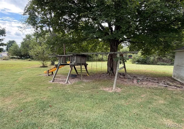 Photo 3 of Single family home for sale at 702 E 1700 Avenue, Vandalia, IL 62471 | MLS# MIS26061305 | Listing updated on 2026-09-30