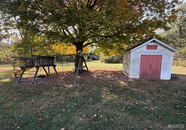 Photo 3 of Sale Pending at 702 E 1700 Avenue, Vandalia, IL 62471 | MLS# MIS26061305 | Listing updated on 2026-10-28
