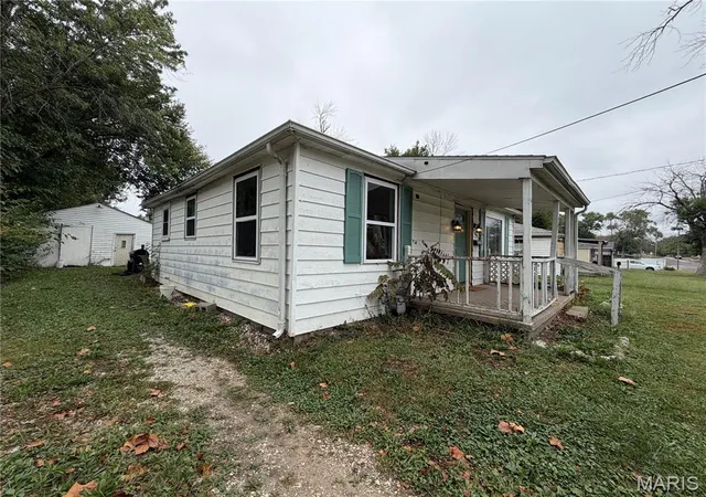 Photo 2 of Single family home for sale at 907 Fairground St, Mexico, MO 65265 | MLS# MIS26061315 | Listing updated on 2026-09-22