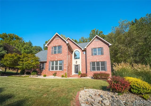 Photo 2 of Single family home for sale at 804 Hopp Holw Dr, Alton, IL 62002 | MLS# MIS26061317 | Listing updated on 2026-09-24