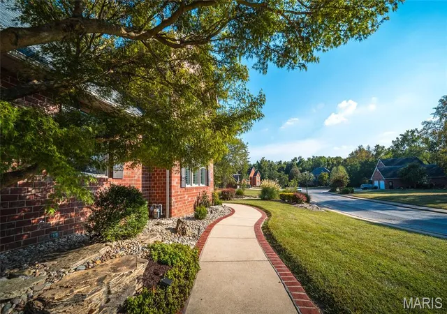 Photo 3 of Single family home for sale at 804 Hopp Holw Dr, Alton, IL 62002 | MLS# MIS26061317 | Listing updated on 2026-09-24