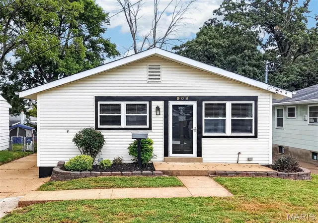 Photo 2 of Single family home for sale at 908 Des Peres Dr, Saint Louis, MO 63131 | MLS# MIS26061319 | Listing updated on 2026-10-05