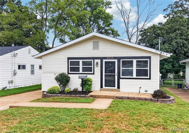 Photo 3 of Single family home for sale at 908 Des Peres Dr, Saint Louis, MO 63131 | MLS# MIS26061319 | Listing updated on 2026-10-05