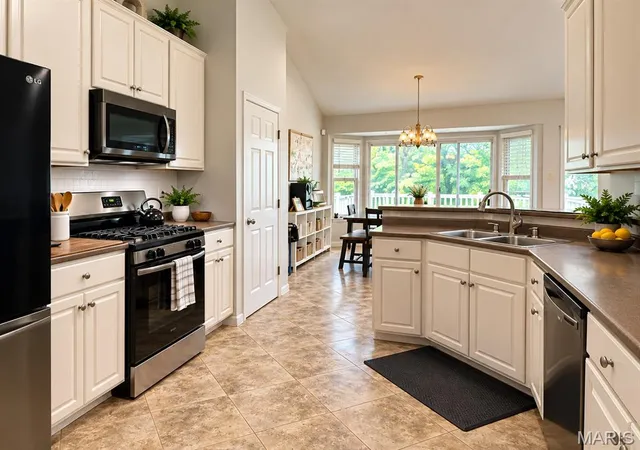 Photo 3 of Single family home for sale at 1656 Ivy Chase Ln, Fenton, MO 63026 | MLS# MIS26061329 | Listing updated on 2026-09-28