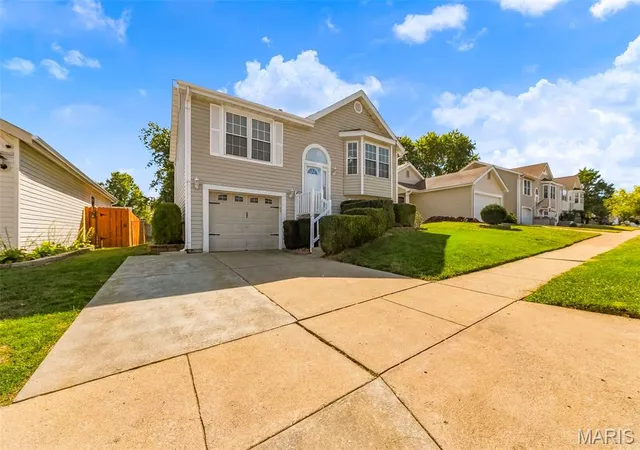 Photo 2 of Sale Pending at 202 Kunze Dr, Saint Charles, MO 63303 | MLS# MIS26061333 | Listing updated on 2026-10-17