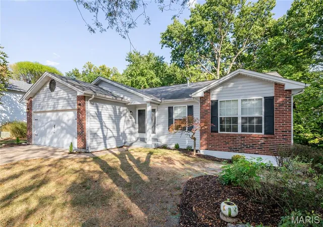 Photo 2 of Sale Pending at 1298 Golden Gate Ln, Saint Peters, MO 63376 | MLS# MIS26061343 | Listing updated on 2026-10-03