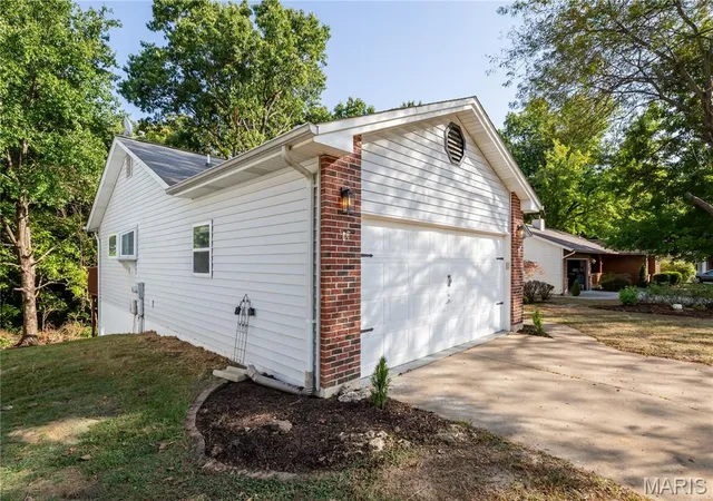 Photo 3 of Sale Pending at 1298 Golden Gate Ln, Saint Peters, MO 63376 | MLS# MIS26061343 | Listing updated on 2026-10-03