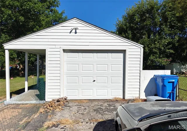 Photo 2 of Single family home for sale at 2 Saint Martha Ct, Florissant, MO 63031 | MLS# MIS26061346 | Listing updated on 2026-10-02