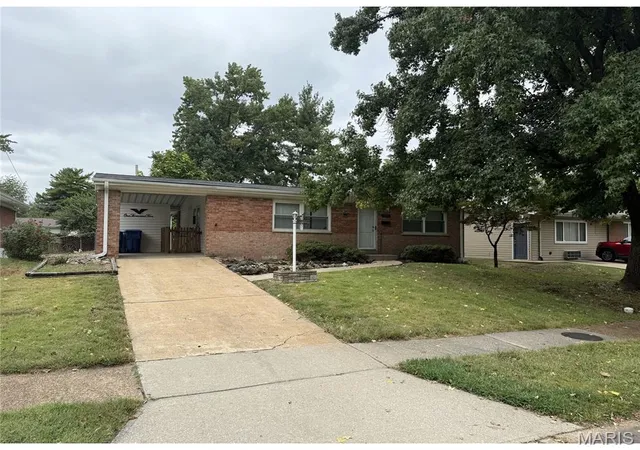 Photo 2 of Sale Pending at 1005 Preakness Ln, Florissant, MO 63033 | MLS# MIS26061347 | Listing updated on 2026-09-28