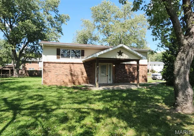 Photo 1 of Single family home for sale at 505 Edward St, Farmington, MO 63640 | MLS# MIS26061372 | Listing updated on 2026-09-23
