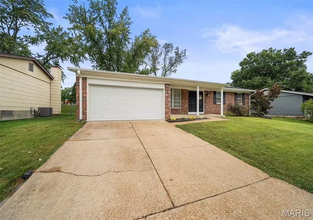 Photo 3 of Sale Pending at 1365 Twin Trails Ct, Fenton, MO 63026 | MLS# MIS26061389 | Listing updated on 2026-10-02