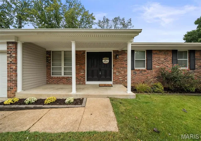 Photo 3 of Sale Pending at 1365 Twin Trails Ct, Fenton, MO 63026 | MLS# MIS26061389 | Listing updated on 2026-10-02